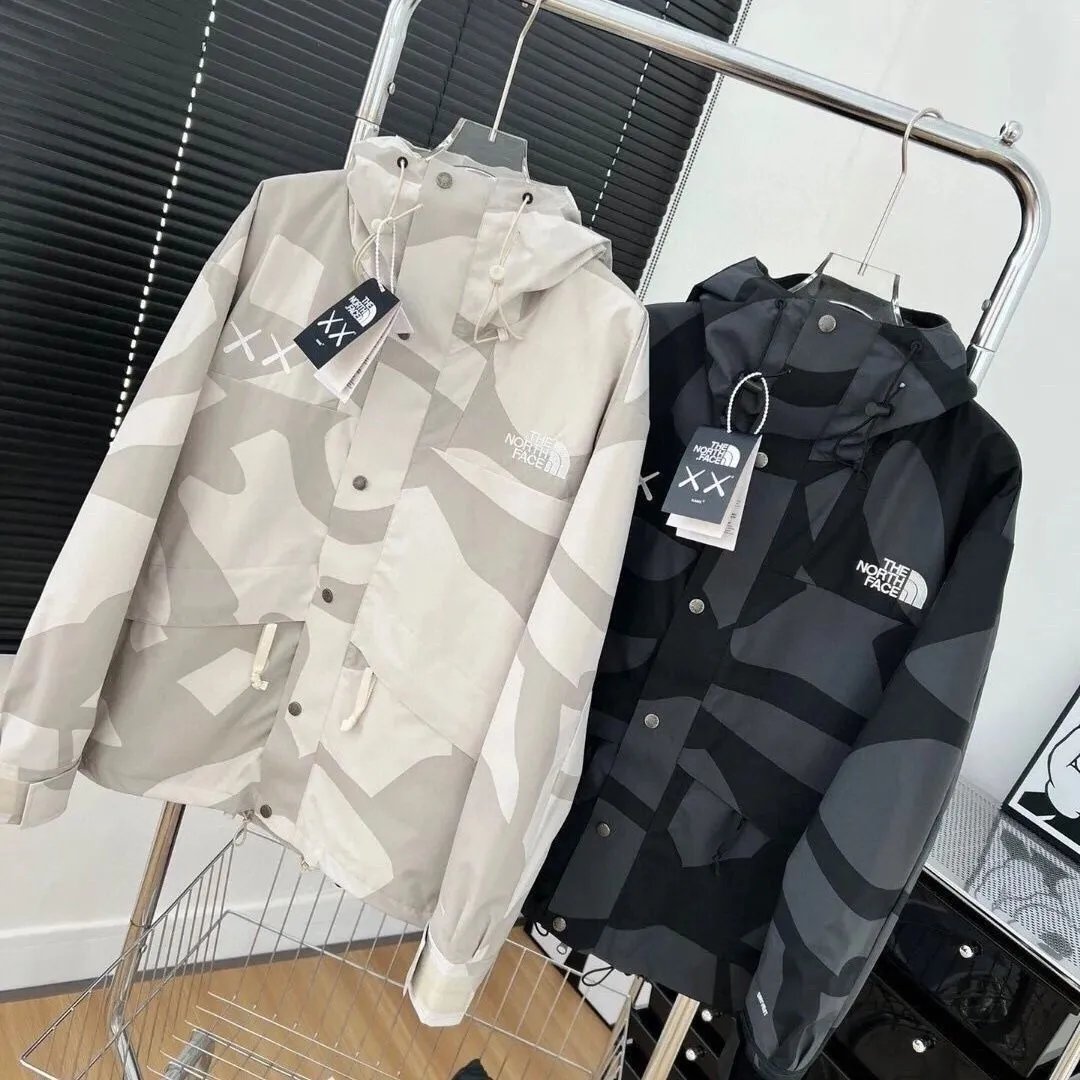 Loose-Fit Hooded Outdoor Jacket — bm