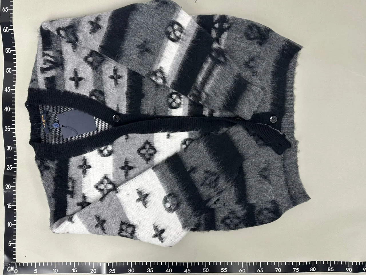 V-Neck Knitwear 2