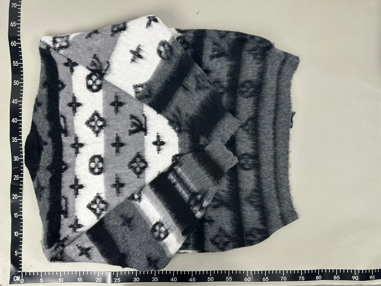 V-Neck Knitwear 3