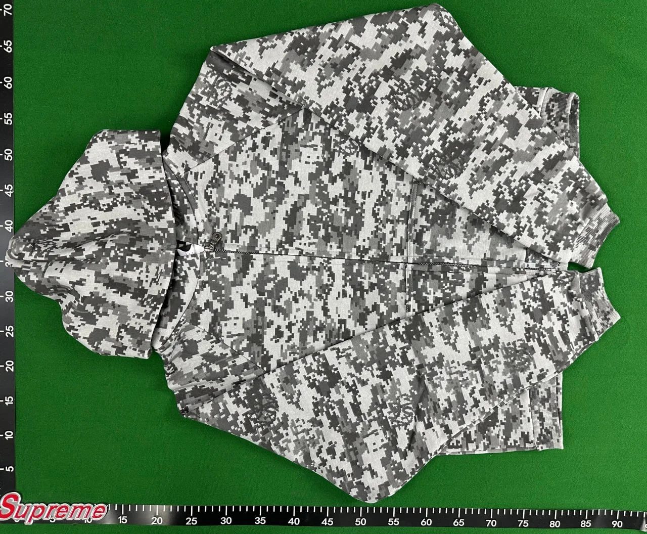 Loose-Fit Zip-Up Camo Hoodie 2